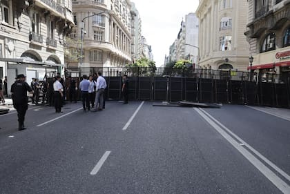 Tratamiento de la reforma laboral en el Senado de la Nación. Operativo de seguridad y manifestación en los alrededores del Congreso. Vallas en los alrededores del Congreso