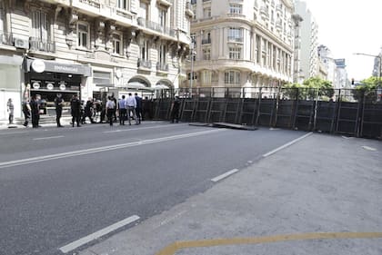 Tratamiento de la reforma laboral en el Senado de la Nación. Operativo de seguridad y manifestación en los alrededores del Congreso. Vallas en los alrededores del Congreso