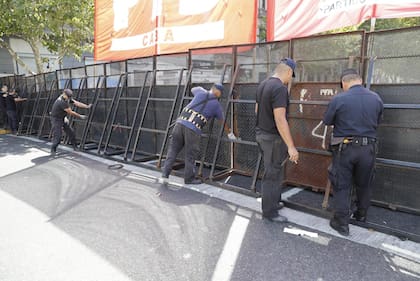 Tratamiento de la reforma laboral en el Senado de la Nación. Operativo de seguridad y manifestación en los alrededores del Congreso. Vallas en los alrededores del Congreso