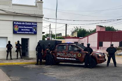 Reforzaron la custodia en la comisaría de Ibicuy, donde están alojados el piloto narco y la mujer que lo acompañaba
