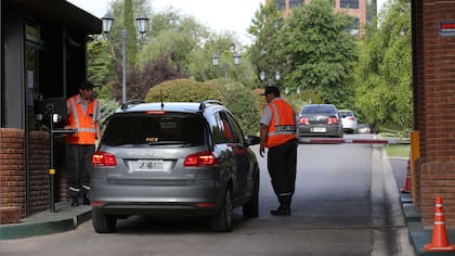 Los vigiladores cuentan entre sus funciones la de ejercer la vigilancia y protección de las personas y sus bienes. Además, deben realizar una labor preventiva y de reacción ante la comisión de actos delictivos.