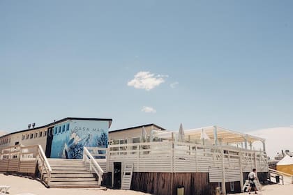 Refrescá el verano disfrutando un licuado con los pies en la arena