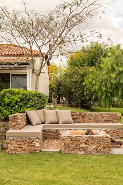 Refrescaron el fogonero: nuevas colchonetas y almohadones y piso de pedregullo.