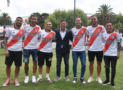 ¿Refuerzos fallidos? Elías Gómez, Mammana, Quintero, Gallardo (feliz, en el centro), Pochettino, González Pirez y Barco, en la presentación; faltan Herrera, Solari y Borja