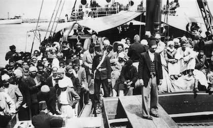 Refugiados árabes de Haifa desembarcando en el puerto Said de Egipto en mayo de 1948