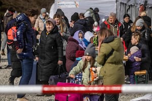 Pactan abrir corredores humanitarios, pero el asedio de Rusia no cede