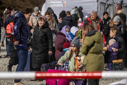 Refugiados de Ucrania llegan al cruce fronterizo polaco-eslovaco en Kroscienko, Polonia, el 3 de marzo de 2022