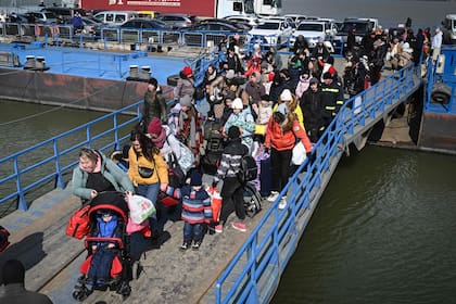 Refugiados de Ucrania llegan en ferry al punto fronterizo rumano-ucraniano Isaccea-Orlovka en Isaccea, Rumania