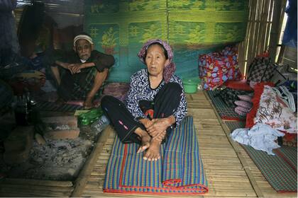 Refugiados descansan en una choza