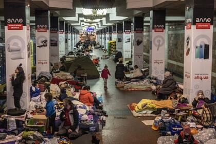 Refugiados en la estación de subte de Kharkiv
