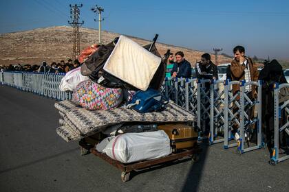 Refugiados esperan para regresar a Siria en el cruce de Cilvegozu en el sur de Turquía, el 9 de diciembre del 2024.