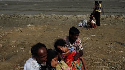 Refugiados rohingyas colapsan luego de cruzar la frontera de Myanmar con Bangladesh
