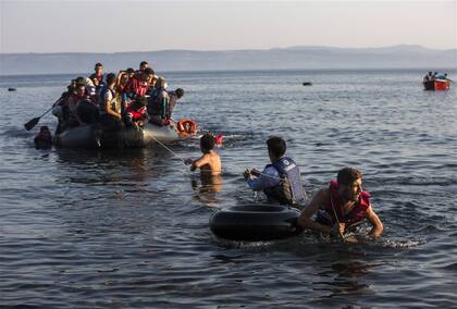 Refugiados sirios y afganos procedentes de Turquía, en la costa de la isla griega de Lesbos