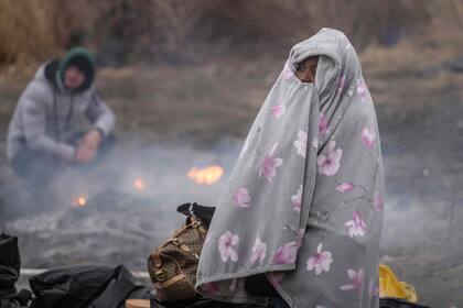 Refugiados de muchos países diferentes - de África, Medio Oriente e India - en su mayoría estudiantes de universidades ucranianas son vistos en el cruce fronterizo peatonal de Medyka huyendo del conflicto en Ucrania,