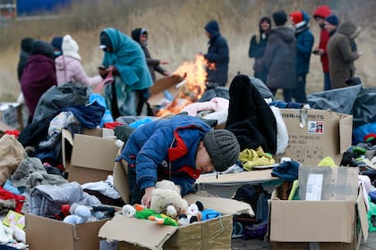 Un niño busca un juguete en las cajas de donaciones que llegaron desde distintos lugares del mundo