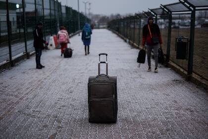 Refugiados ucranianos cruzan la frontera hacia Polonia el 28 de febrero de 2022