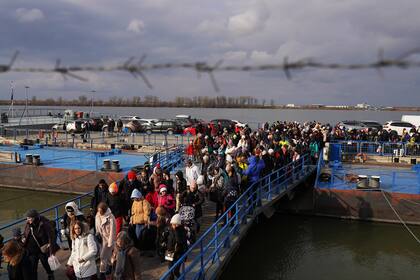 Refugiados ucranianos llegan en ferry al paso fronterizo de Isaccea, Rumania, el 7 de marzo de 2022.