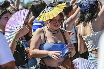 Refugiarse del sol, como se pueda, en el Lollapalooza Argentina 2026