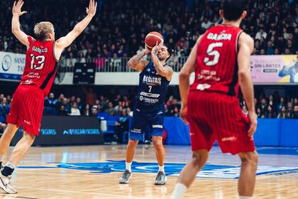 Regatas Corrientes le ganó el clásico a San Martín y está en cuartos de final