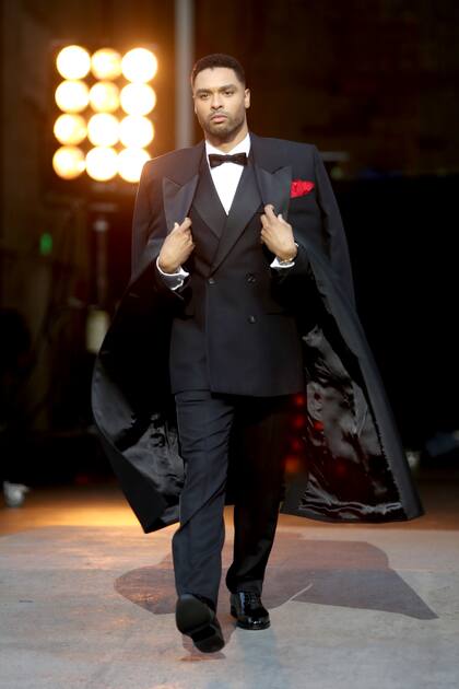 Regé-Jean Page camino la pasarela con un atuendo creado por Ferragamo en el segmento del espectáculo que evocaba al glamour de Hollywood en los años 30 y 40