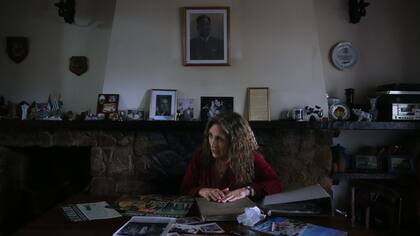 Regina con documentos y recortes del accidente