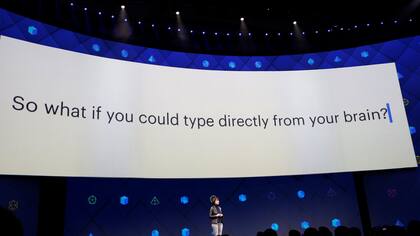 Regina Dugan de Facebook durante la conferencia de desarrolladores de la compañía, junto a la pregunta sobre las posibilidades de tipear con la mente