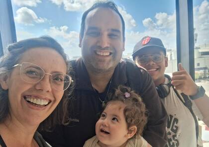 Regina, junto al amor de su mamá, su papá y su hermano.