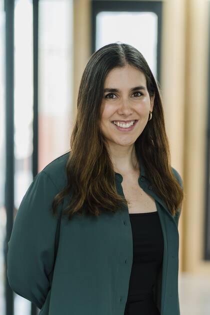 Regina Zurutuza: “El sube y baja de la economía del país por un lado hace más difícil construir a largo plazo, pero también vuelve a los emprendedores argentinos increíblemente resilientes. Acá siempre encuentran la forma, los recursos para llevar adelante una idea”