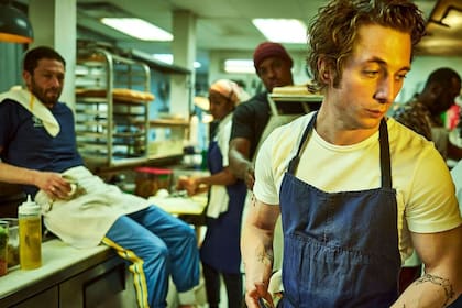 Registrada con una cámara vertiginosa y a veces alienante, la serie capta la urgencia de la cocina de un restaurante