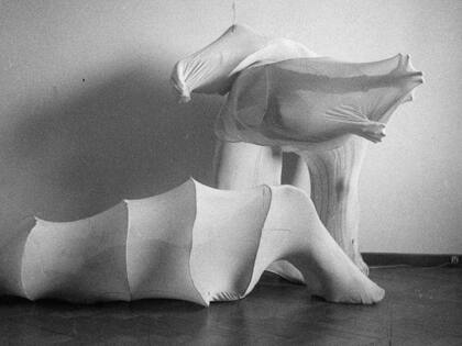 Registro de "Autotriplicación" (1961), por Leone Sonnino, que integra la muestra; Objeto: Graciela Martínez; coreografía: Ana Kamien, Marilú Marini y Graciela Martínez