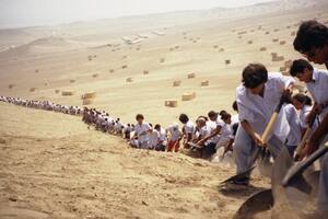 Registro de la acción "Cuando la fe mueve montañas", impulsada por Francis Alÿs en Lima en 2002