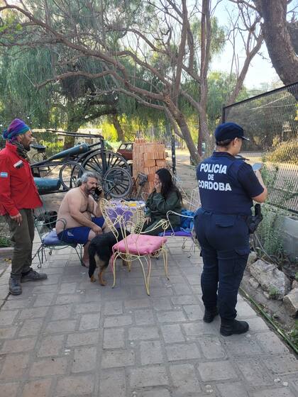 Registro del operativo de detención de Lautaro Burgos: él está sentado en el patio de su casa mientras la policía secuestra su camioneta blanca