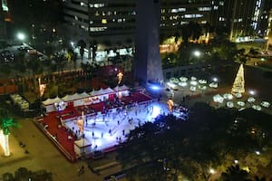Así es la pista de hielo al aire libre en Los Ángeles que es “obligatoria” en Navidad