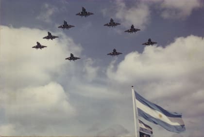 Regreso del Segundo Escuadrón a Villa Reynolds al finalizar las hostilidades, encabezado por el Vicecomodoro “Furia” Dubourg.