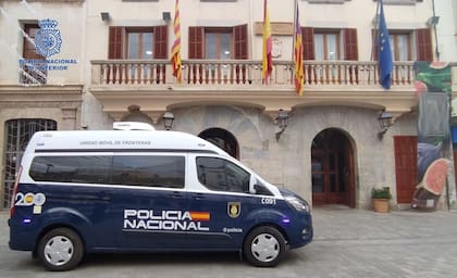 Regularización masiva: inmigrantes tomaron por asalto la embajada de Gambia en Madrid.