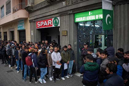 Regularización masiva: inmigrantes tomaron por asalto la embajada de Gambia en Madrid.