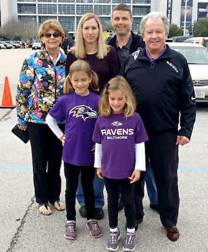 Reid Wiseman junto a su esposa, sus hijas, y sus padres