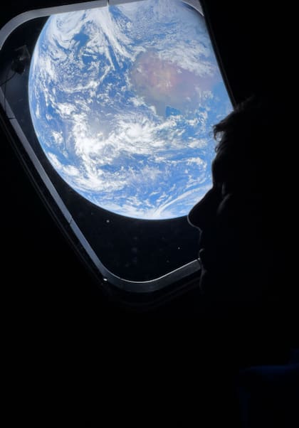 Reid Wiseman mirando la Tierra desde la nave (Foto: @astro_reid)