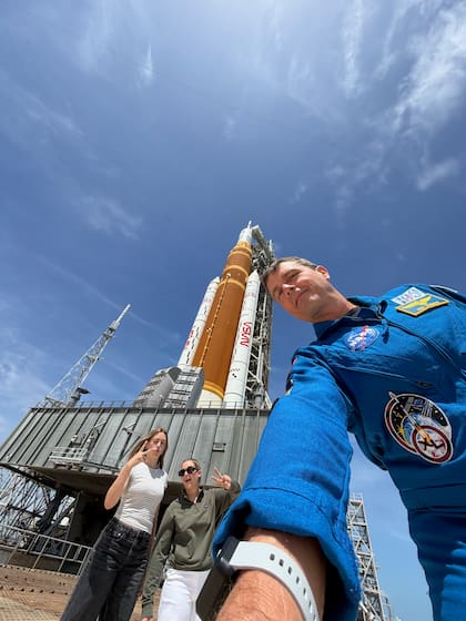 Reid Wisemen junto a sus hijas, Katie y Ellie, de 17 y 20 años (Foto: Instagram/@astro_reid)