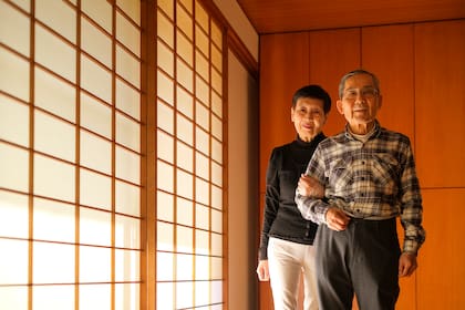 Reiko, a la izquierda, y Takahiro Okada en la casa que venden a través de Akiya & Inaka. “Todos los agentes japoneses con los que hablamos nos aconsejaron demoler este lugar”, dijo Okada. (Andrew Faulk/The New York Times)
