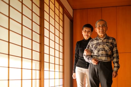 Reiko, a la izquierda, y Takahiro Okada en la casa que están vendiendo