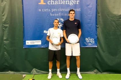 Reilly Opelka (2,11m), en la premiación del challenger de Charlottesville que le ganó al belga Ruben Bemelmans (1,83m)