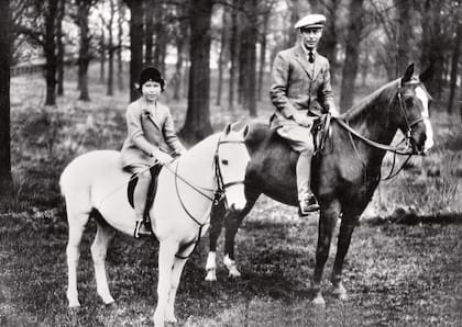 Muy joven, junto a su padre, Jorge VI, de quien heredó su amor por los caballos