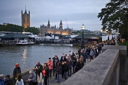 Muchos comenzaron desde ayer a hacer la larga fila para ver el cuerpo de la reina Isabel II (Marco BERTORELLO / AFP)