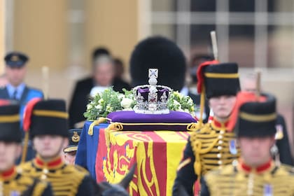 El ataúd de la reina Isabel II, adornado con un estandarte real y la corona del estado imperial y tirado por un carruaje de artillería a caballo real de la tropa del rey