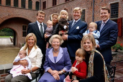 El príncipe Friso (primero de izquierda a derecha) fue elegido padrino de la princesa Alexia; murió el 12 de agosto de 2013, 18 meses después de sufrir un accidente mientras esquiaba