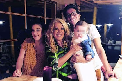 Reina soplando las velitas junto a su nieto Toribio y sus hijos, Juana y Bautista