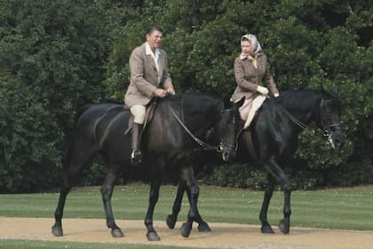 REINADO VICTORIOSO. La Reina y Ronald Reagan disfrutan de una cabalgata por Great Windsor Park, en junio de 1982. Su Majestad pasó tiempo con 13 de los últimos 14 presidentes de Estados Unidos, a excepción de Lyndon B. Johnson.