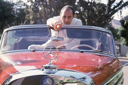 Reinaldo Herrera a bordo de su Mercedes-Benz convertible, un modelo de 1957.
