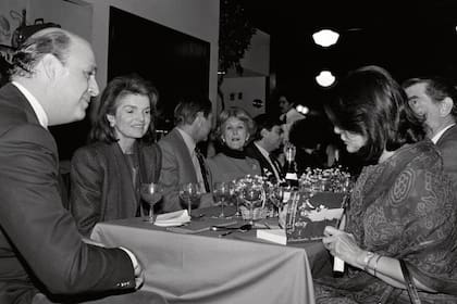 Reinaldo, Jackie Kennedy, Estée Lauder, Gayatri Devi y otros invitados en una comida en el célebre restaurante Mortimer’s, el 10 de diciembre de 1985.